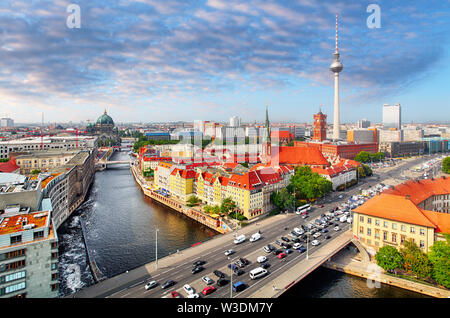 Vue aérienne de la rivière Spree et toits de Berlin en été, Allemagne Banque D'Images