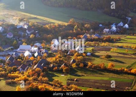 Paysage d'automne avec village de campagne Slovaquie Banque D'Images