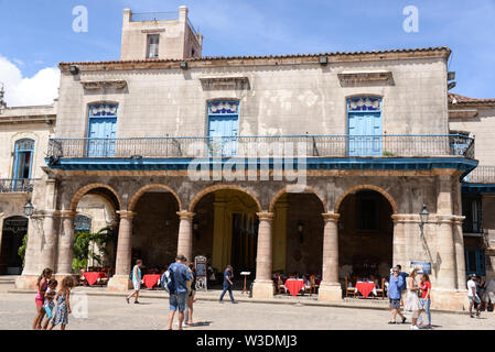 Amérique latine, Caraïbes, Cuba, La Havane, La Habana Vieja, la place de la cathédrale, le Palacio de los Marqueses de Aguas Claras Banque D'Images