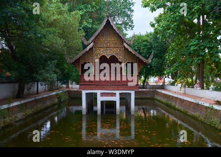 Petit petit temple dans un lac à poissons rouges Wat Chiang Man à Chiang Mai, Thaïlande. Banque D'Images