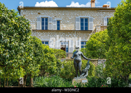 France, Alpes Maritimes, Cagnes sur Mer, le domaine des Collettes, musée Renoir, sculpture Vénus Victrix en face de la maison sculptée par Richard Guino Banque D'Images