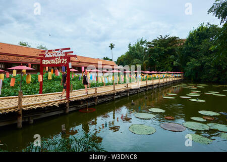 Le charmant étang nénuphar et lanterne colorée pont à Wat Jet Lin à Chiang Mai, Thaïlande. Banque D'Images