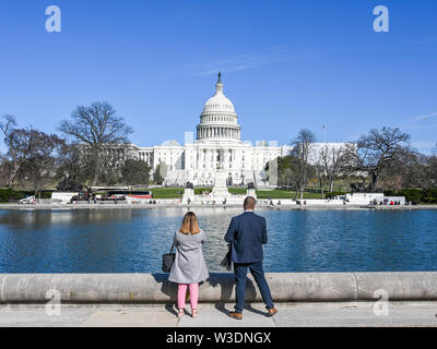 United States Capitol et la colline du Capitole vue du National Mall. Le Capitole est le siège du Congrès américain. Banque D'Images