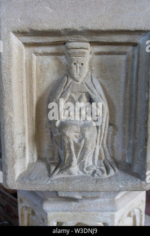 Une ancienne figure de pierre sculptée, dit d'être l'un des quatre évangélistes, sur la police à l'église All Saints, Morston, Norfolk, UK Banque D'Images