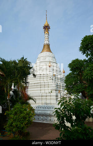 Le carré blanc Chedi, Stupa, au Wat Mahawan à Chiang Mai, Thaïlande. Banque D'Images