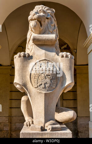 Statue de Lion avec le blason des armoiries, Lviv, Ukraine Banque D'Images