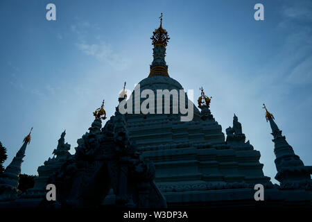 Le carré blanc Chedi, Stupa, rétroéclairé le matin, à Wat Mahawan à Chiang Mai, Thaïlande. Banque D'Images