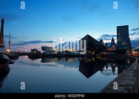 À la mise en conserve au Dock Liverpool UK vers les bâtiments de l'île de Mann au crépuscule Banque D'Images