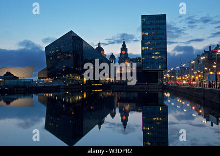 À la mise en conserve au Dock Liverpool UK vers les bâtiments de l'île de Mann au crépuscule Banque D'Images