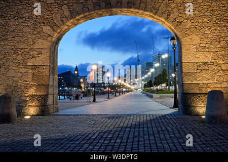 La pierre de granit gable et arch entrée du Royal Albert Dock Liverpool Uk au crépuscule. Banque D'Images