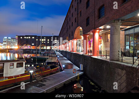 Royal Albert Dock Liverpool Royaume-uni complexe au crépuscule. Banque D'Images