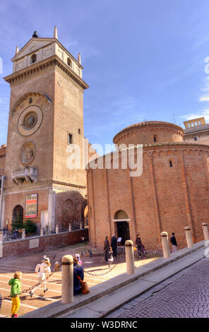 L'Italie, Lombardie, Mantova, tour de l'horloge et la Rotonda di San Lorenzo Banque D'Images