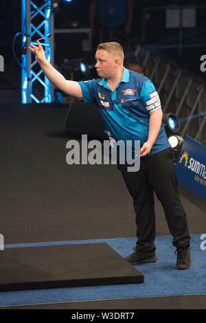 Martin Schindler (GER) soulève, action, plein la figure, format vertical, Allemand Fléchettes Masters, le 13.07.2019 dans la Lanxess Arena de Cologne/Allemagne. Dans le monde d'utilisation | Banque D'Images