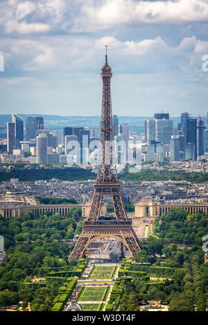 Vue aérienne de Paris avec la Tour Eiffel et quartier des affaires de la Défense, d'horizon, la France et l'Europe city travel concept Banque D'Images