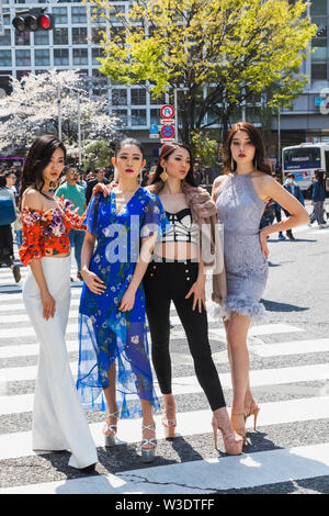 Le Japon, Honshu, Tokyo, Shibuya, Shibuya Crossing, groupe de jeunes femmes modèles asiatiques Crossing Street Banque D'Images