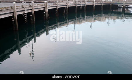 Matin libre d'échelles à Woolloomooloo, toujours avec de l'eau, montrant la réflexion Banque D'Images