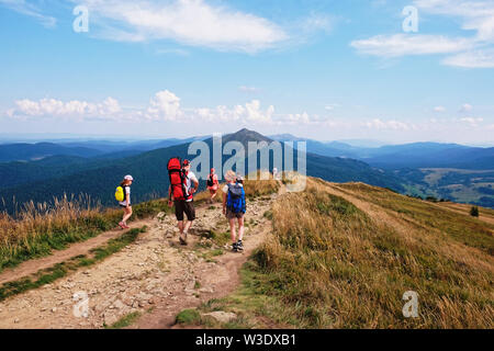 Les personnes actives sur le trekking haut de Polonina Wetlinska en Bieszczady en Pologne Banque D'Images