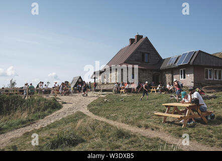 Chatka Puchatka hostel sur Połonin Wetlińska (1228 AMSL) - la plus grande auberge située dans les Bieszczady, Pologne Banque D'Images