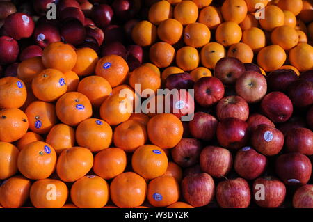 Pommes et oranges pour la vente à un étal de fruits frais en plein air, le marché russe, Phnom Penh, Cambodge. crédit : Kraig Lieb Banque D'Images