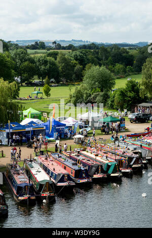 Narrowboats attaché sur la rivière Avon à la 2019 Stratford-upon-Avon River Festival, UK Banque D'Images