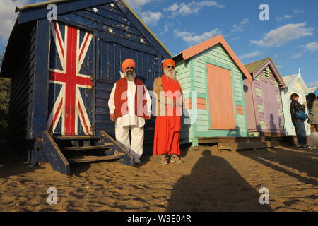 Melbourne Australie multiculturelle . Les boîtes de Brighton Beach attirer une large foule colorée. Banque D'Images