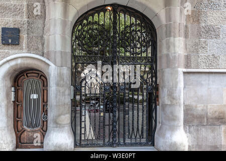 Barcelone, Espagne. : Entrée façade bâtiment de style moderniste, house, Casa Sayrach, conçu par Manuel Sayrach, de l'Eixample. Banque D'Images