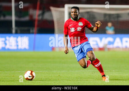 Joueur de football camerounais Franck Ohandza de Henan Jianye dribbles Shandong Luneng Taishan en contre leur 17e match au cours de l'Association de football chinoise 2019 Super League (CSL) dans la ville de Zhengzhou, province du Henan en Chine centrale, le 12 juillet 2019. Henan Shandong Luneng Taishan Jianye défait 3-2. Banque D'Images