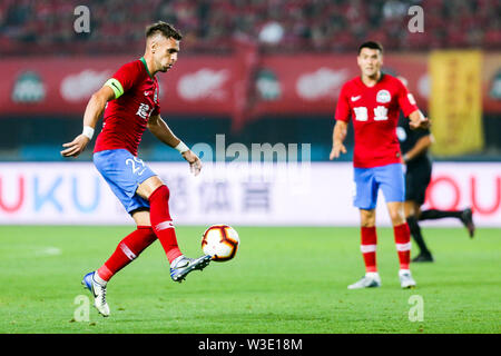 Joueur de football brésilien Olivio da Rosa, également connu sous le nom de Ivo, de Henan Jianye Shandong Luneng Taishan dribbles contre dans leur 17e match au cours de l'Association de football chinoise 2019 Super League (CSL) dans la ville de Zhengzhou, province du Henan en Chine centrale, le 12 juillet 2019. Henan Shandong Luneng Taishan Jianye défait 3-2. Banque D'Images