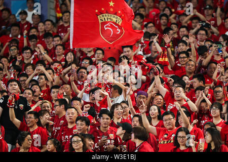 Attente des fans bannières à montrer son soutien à Shanghai EPOP tout en regardant le 17ème match contre Shanghai Suning au cours de l'Association de football chinoise 2019 Super League (CSL) dans la ville de Nanjing, Jiangsu province de Chine orientale, le 13 juillet 2019. Epop Shanghai Jiangsu défait Suning 3-0. Banque D'Images