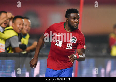 Joueur de football camerounais Franck Ohandza de Henan Jianye célèbre après avoir marqué contre Shandong Luneng Taishan en leur 17e match au cours de l'Association de football chinoise 2019 Super League (CSL) dans la ville de Zhengzhou, province du Henan en Chine centrale, le 12 juillet 2019. Henan Shandong Luneng Taishan Jianye défait 3-2. Banque D'Images