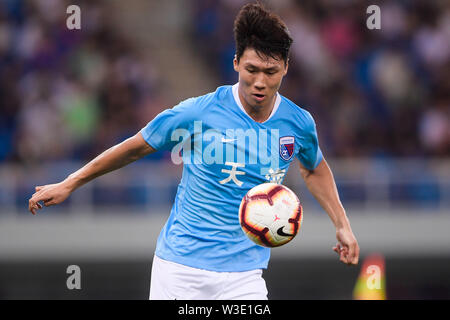 Joueur de football sud-coréen Song Ju-hun de Tianjin Tianhai dribbles contre Shenzhen C.F. dans leur 17e match au cours de l'Association de football chinoise 2019 Super League (CSL) à Tianjin, Chine, 13 juillet 2019. Tianjin Tianhai joué tirer à Shenzhen C.F. 2-2. Banque D'Images