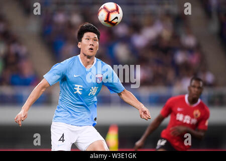 Joueur de football sud-coréen Song Ju-hun de Tianjin Tianhai dribbles contre Shenzhen C.F. dans leur 17e match au cours de l'Association de football chinoise 2019 Super League (CSL) à Tianjin, Chine, 13 juillet 2019. Tianjin Tianhai joué tirer à Shenzhen C.F. 2-2. Banque D'Images