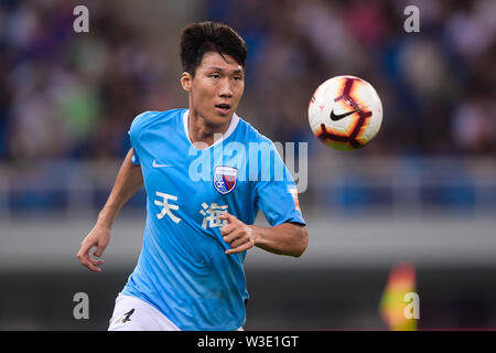 Joueur de football sud-coréen Song Ju-hun de Tianjin Tianhai dribbles contre Shenzhen C.F. dans leur 17e match au cours de l'Association de football chinoise 2019 Super League (CSL) à Tianjin, Chine, 13 juillet 2019. Tianjin Tianhai joué tirer à Shenzhen C.F. 2-2. Banque D'Images