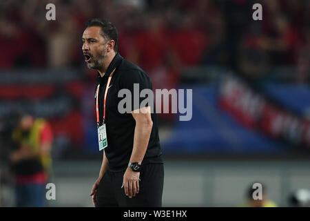 L'entraîneur-chef Vitor Pereira de Shanghai EPOP crie des instructions à ses joueurs car ils sont en concurrence contre Shanghai Suning dans leur 17e match au cours de l'Association de football chinoise 2019 Super League (CSL) dans la ville de Nanjing, Jiangsu province de Chine orientale, le 13 juillet 2019. Epop Shanghai Jiangsu défait Suning 3-0. Banque D'Images