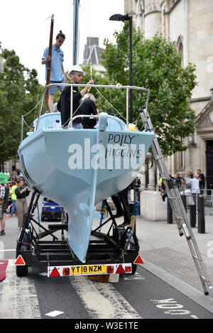 Royal Courts of Justice, London, UK. 15 juillet, 2019. Rébellion d'extinction les changements climatiques protestataires bloquent la rue devant les cours royales de justice avec leur nouveau bateau Polly Higgins. Crédit : Matthieu Chattle/Alamy Live News Banque D'Images