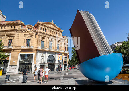 Barcelone, Espagne. Sculpture Homenatge al Llibre (Hommage à l'ouvrage) par Joan Brossa et vieux palais, Palau Marcet conçu par Tiberi Saba Banque D'Images