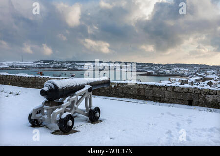 Cannon en Duc de Leeds' Batterie (aka le jardin Batterie), Garrison, Hugh Town, Îles Scilly, au Royaume-Uni, à la recherche de plus de la piscine, pendant une tempête de neige Banque D'Images