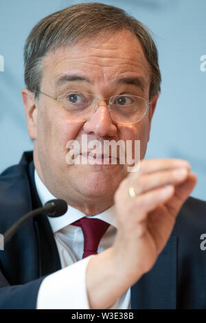 15 juillet 2019, Berlin, Düsseldorf : Armin Laschet (CDU), premier ministre de Rhénanie du Nord-Westphalie, répond aux questions des journalistes. Laschet a parlé des problèmes politiques actuels. Photo : Federico Gambarini/dpa Banque D'Images