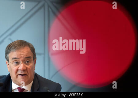 15 juillet 2019, Berlin, Düsseldorf : Armin Laschet (CDU), premier ministre de Rhénanie du Nord-Westphalie, répond aux questions des journalistes. Laschet a parlé des problèmes politiques actuels. Photo : Federico Gambarini/dpa Banque D'Images