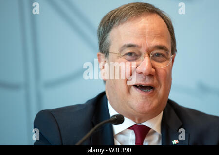 15 juillet 2019, Berlin, Düsseldorf : Armin Laschet (CDU), premier ministre de Rhénanie du Nord-Westphalie, répond aux questions des journalistes. Laschet a parlé des problèmes politiques actuels. Photo : Federico Gambarini/dpa Banque D'Images