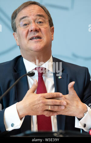 15 juillet 2019, Berlin, Düsseldorf : Armin Laschet (CDU), premier ministre de Rhénanie du Nord-Westphalie, répond aux questions des journalistes. Laschet a parlé des problèmes politiques actuels. Photo : Federico Gambarini/dpa Banque D'Images