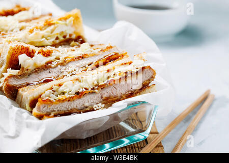 Katsu Sando - escalope traditionnelle japonaise avec sandwich porc frit chou,japonais,la mayonnaise et la sauce tonkatsu sur un fond clair close-up Banque D'Images