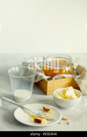 Le reste du petit déjeuner dans les assiettes,des miettes sur la table matin.Petit-déjeuner sain concept alimentaire.une élégante salle de petit-déjeuner sur une table lumineuse close-up avec l'espace Banque D'Images