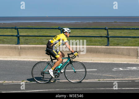 Southport, Merseyside. Météo britannique. 15 juillet, 2019. Pour commencer la journée ensoleillée sur la promenade du front de mer, en tant que cyclistes équitation un vélo bianchi jouit du réchauffement de la température le matin en plein soleil. /AlamyLiveNews MediaWorldImages ; crédit. Banque D'Images