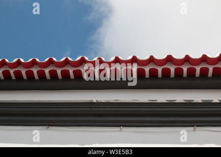 Toit de tuiles traditionnel portugais. Vue sur le bord d'un nouveau toit sur un bâtiment blanc, la création d'un résumé de la situation. Ciel bleu avec un clou blanc Banque D'Images