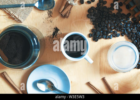 Tasse à café expresso sur une table en bois rustique. Ensuite, un peu de terrain et les haricots de café de cannelle. Passage tourné pour une vue d'en haut. Banque D'Images