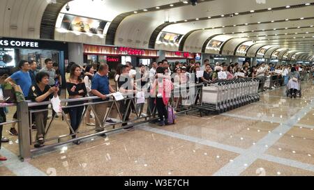 (190715) -- BEIJING, 15 juillet 2019 (Xinhua) -- Photo prise avec un téléphone portable montre que les personnes en attente à l'Aéroport International de la Capitale à Beijing, capitale de Chine, le 14 juillet 2019. (Xinhua/Zhang Chao) Banque D'Images