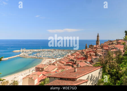 France, Alpes Maritimes, Menton, vue sur la vieille ville de Menton, la marina, la plage et la Mer Méditerranée Banque D'Images