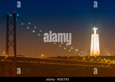 Pont du 25 avril et d'Almada Cristo Rei statue de nuit, quartier de Belém, Lisbonne, Portugal Banque D'Images