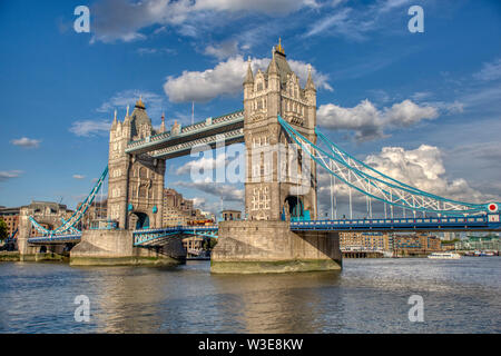 Tower Bridge, Londres, enjambant la Tamise sur un jour glorieux, défini dans un ciel bleu et les cumulus. Banque D'Images